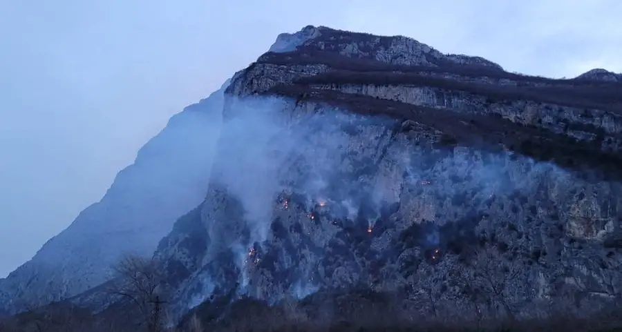 Sarche, rogo sotto controllo dopo l'intenso lavoro dei vigili del fuoco
