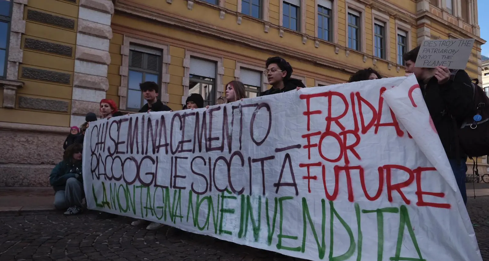 Crisi ecologica, tornano in piazza a Trento i giovani di Fridays for Future: \"È emergenza, ma qui si continua con il cemento\"