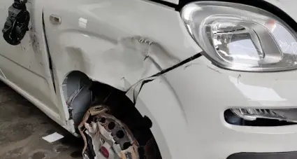 Ubriaco in auto, si schianta e prosegue senza ruota: la polizia locale pubblica il video