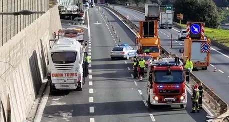 L'autista del bus ha un malore in autostrada, le maestre eroine salvano la scolaresca fermando il mezzo