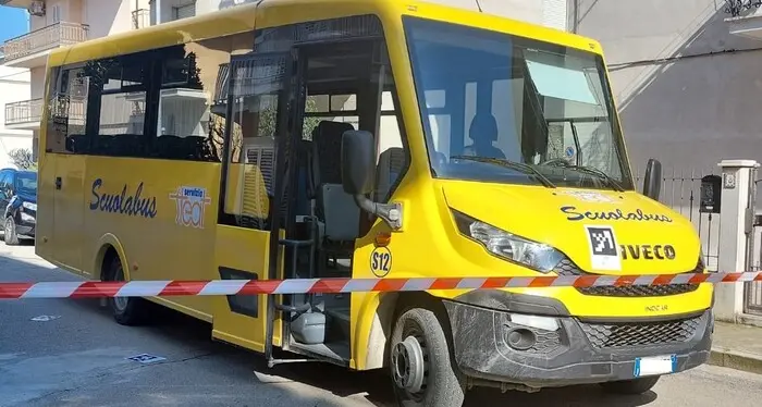 Muore un bimbo investito da uno scuolabus