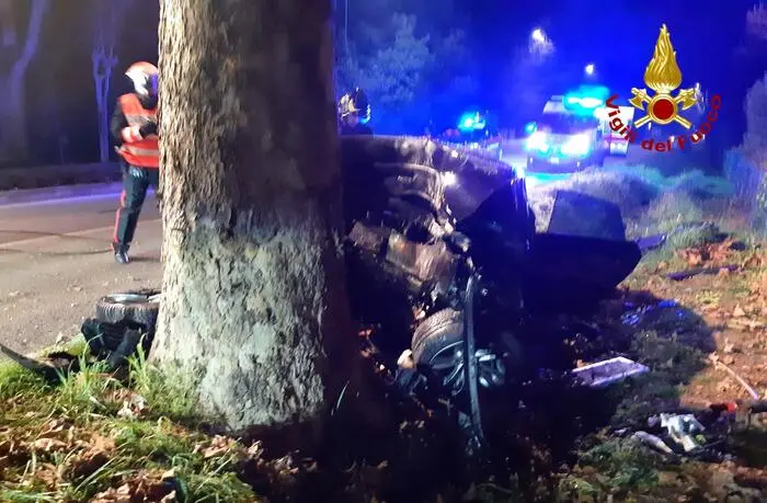 Due ragazze, una minorenne, sono morte e due giovani uomini sono rimasti feriti a Motta di Livenza (Venezia) a causa dello schianto dell'auto su cui viaggiavano contro un platano, 05 marzo 2023. ANSA/VIGILI DEL FUOCO +++ ANSA PROVIDES ACCESS TO THIS HANDOUT PHOTO TO BE USED SOLELY TO ILLUSTRATE NEWS REPORTING OR COMMENTARY ON THE FACTS OR EVENTS DEPICTED IN THIS IMAGE; NO ARCHIVING; NO LICENSING +++ NPK +++