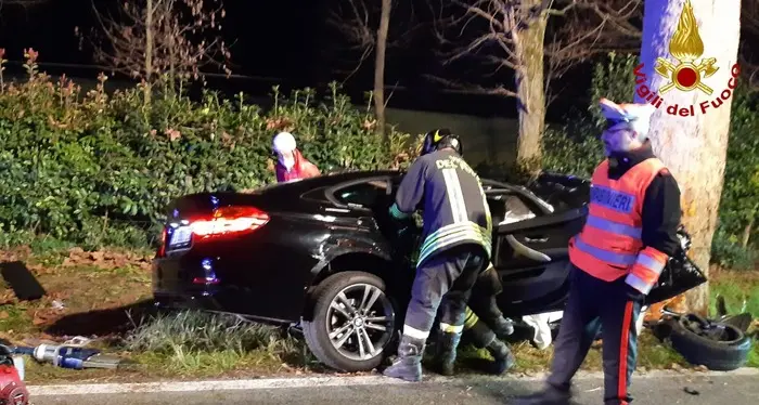 Le due ragazze morte sull'auto finita contro un platano: ipotesi omicidio stradale e omissione di soccorso
