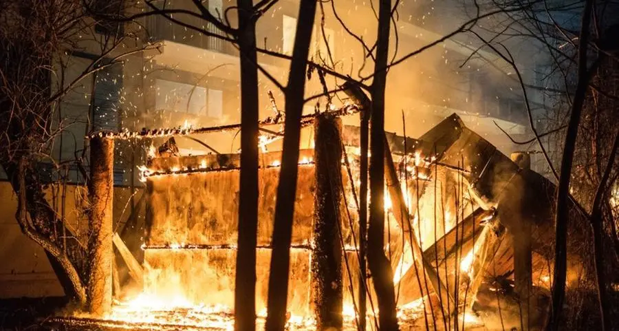 Violento rogo distrugge una casetta di legno in centro a Merano, scoppiano bombole di gas