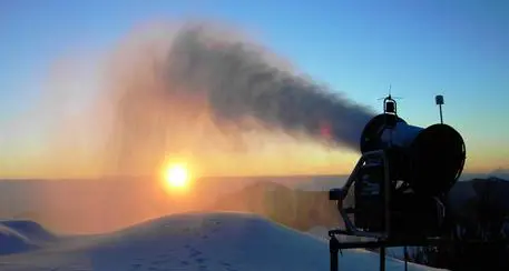 Legambiente: neve sempre più scarsa e costosa, in Trentino Alto Adige recordi di invasi artificiali