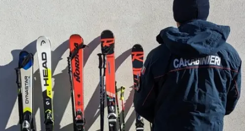 Marilleva, rubano varie paia di sci a bordo pista: i ladri incastrati dai carabinieri