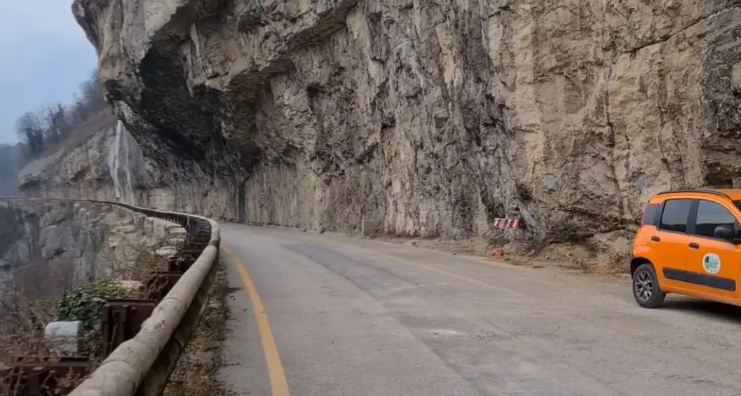 Altro passo avanti per la ciclabile Trento-Pergine: cominciata la posa delle barriere paramassi sulla vecchia strada dei Crozi