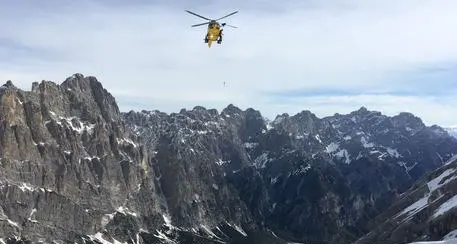 Malore per uno sciatore, salvato dai poliziotti con il defibrillatore sulla pista