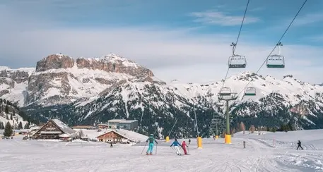 Snowboarder imbratta la telecabina del Ciampac, identificato con le videocamere: dovrà pagare 3.100 euro