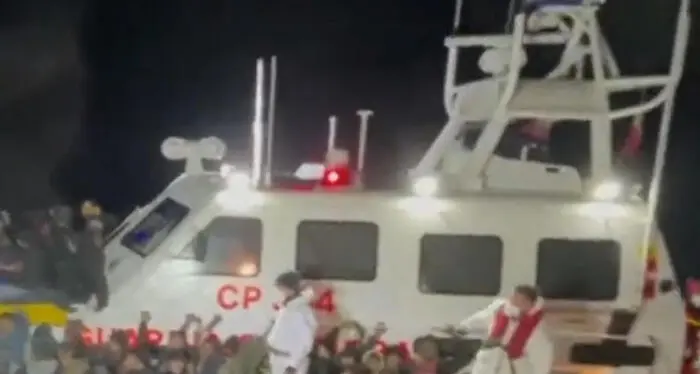 Alarm Phone: \"500 persone su barcone in difficoltà in acque italiane, non c'è un minuto da perdere\"