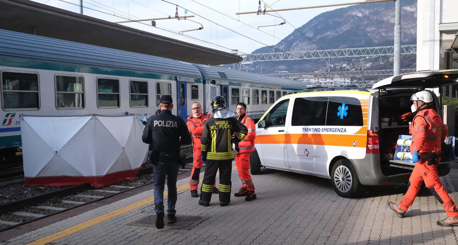 Tragedia in stazione a Trento: una persona muore sui binari