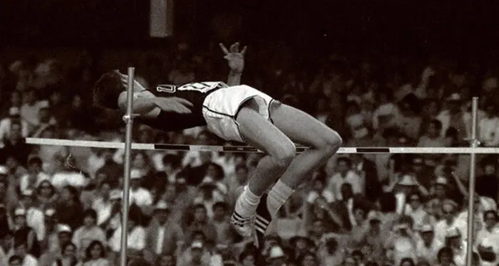L'addio a Dick Fosbury, lo studente che rivoluzionò il salto in alto e diventò un campione