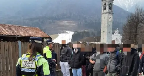 Azione straordinaria con cani antidroga: la polizia locale controlla un migliaio di persone