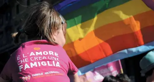 Il centrodestra boccia il regolamento Ue sui diritti dei figli di coppie gay. Insorgono le opposizioni: «Colpiti i minori»