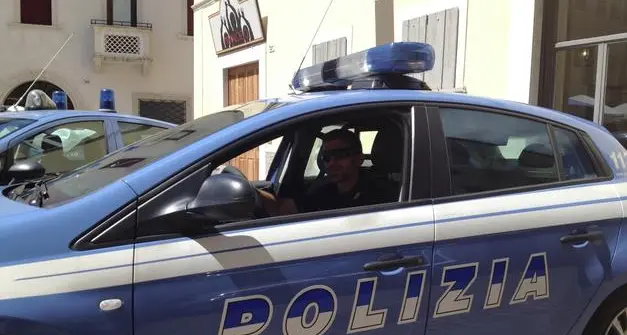Motociclista inseguito e arrestato dalla polizia: trasportava esplosivo e arnesi da scasso