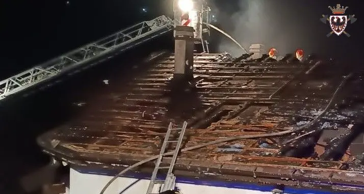 Maso in fiamme a Roncegno: distrutti il tetto e la mansarda
