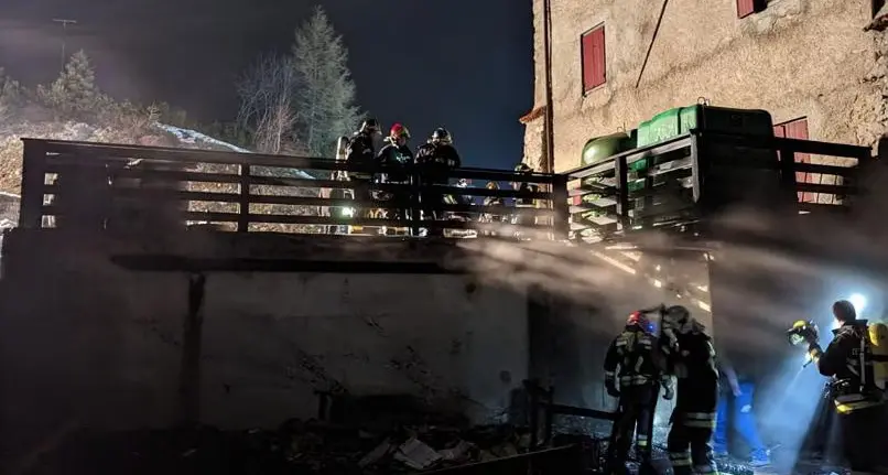 Allarme incendio al rifugio Dosso Larici: i vigili del fuoco arrivano in motoslitta e gatto delle nevi