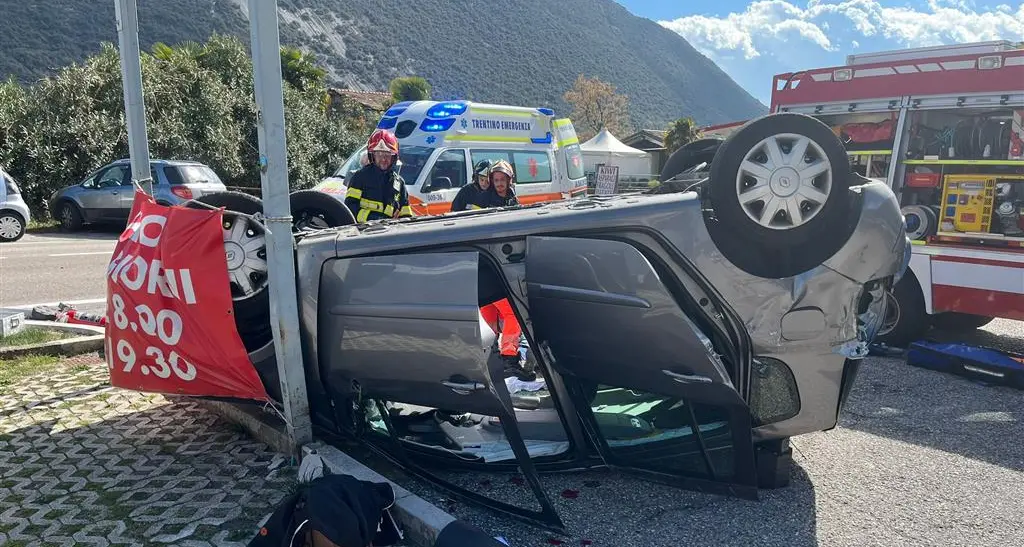 Schianto sulla Gardesana a Dro: auto capovolta e conducente bloccata nell'abitacolo