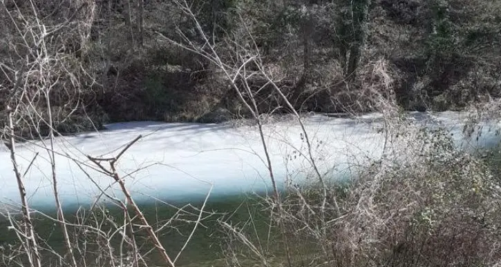 Le acque del fiume Sarca diventano bianche: in corso le analisi sulle cause