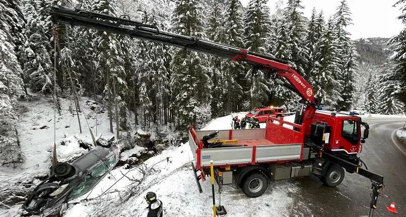 Auto fuori strada nella notte dopo la nevicata: è precipitata nel greto dell'Avisio