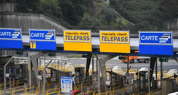 Nonnino viaggiava a scrocco in autostrada: si accodava a veicoli col Telepass