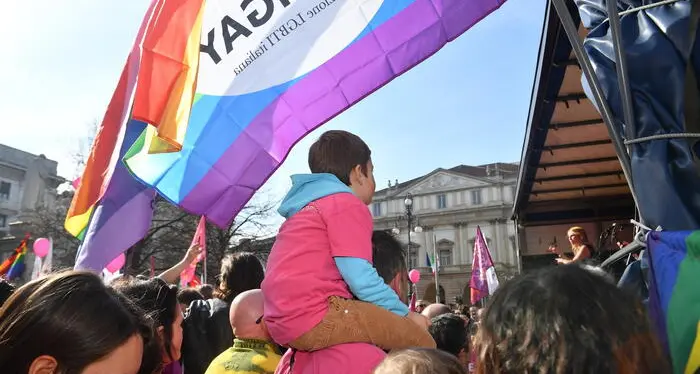 L'anagrafe negata, i sindaci chiedono un incontro a Meloni sui figli delle coppie gay