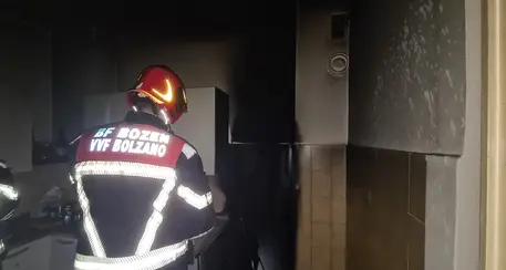Incendio in un appartamento a Bolzano: danni ingenti, due persone in ospedale
