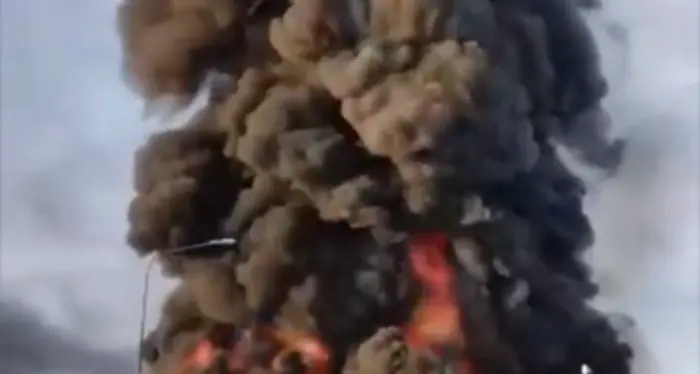 Incendio in un'azienda chimica: in cielo una nube nera, operai in salvo