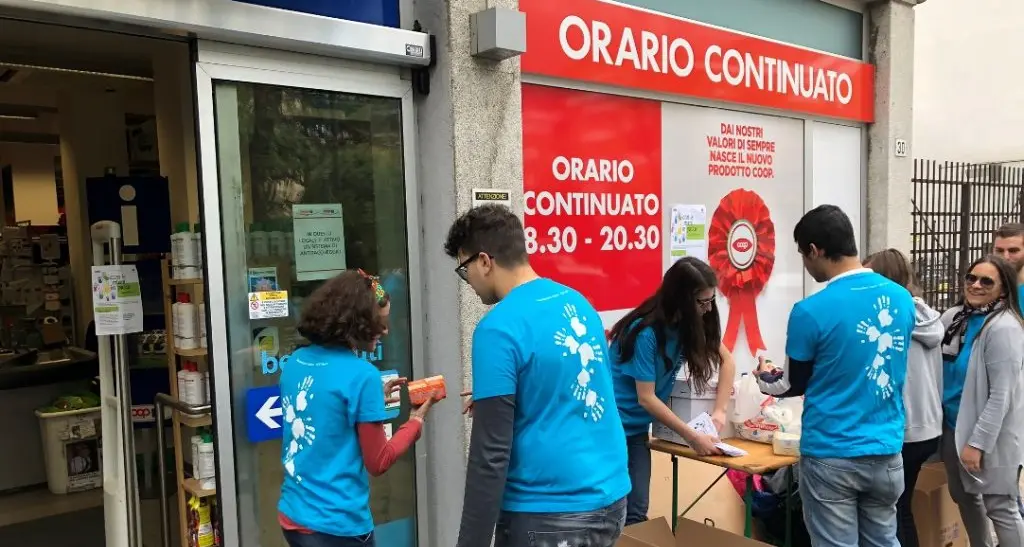 “Con le mani in pasta”, più di mille giovani impegnati in una raccolta di viveri e generi di prima necessità