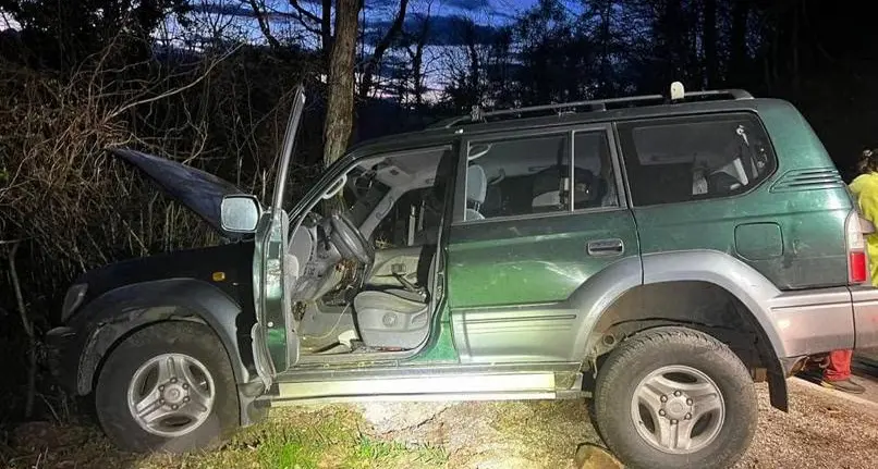 Paura sulla strada fra Pergine e Vignola: finisce contro l'albero un fuoristrada con 7 persone a bordo