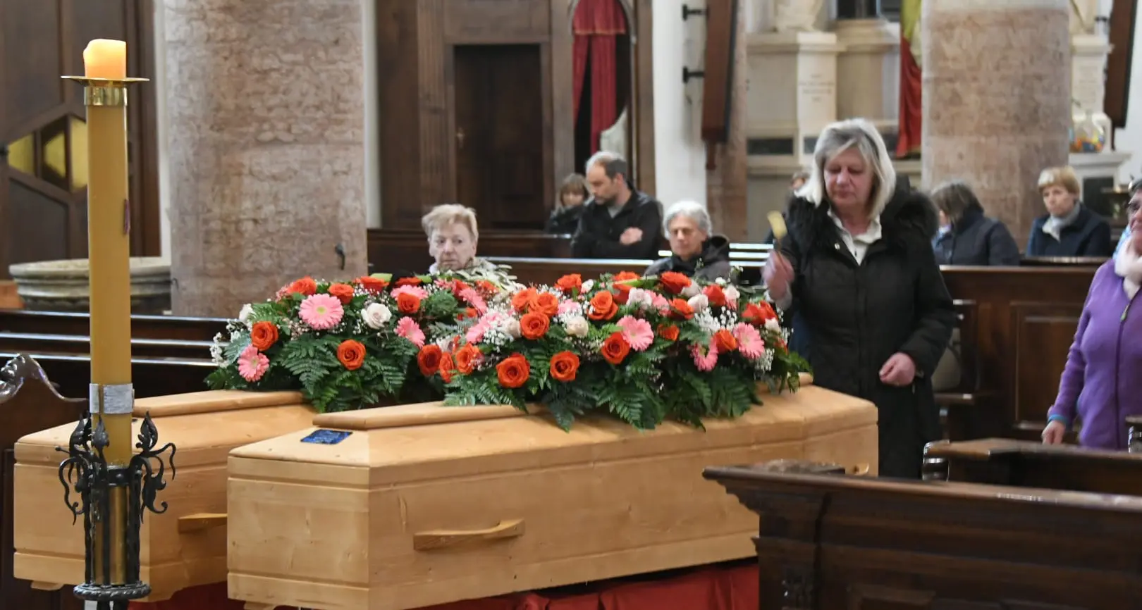 Pergine, l'addio a madre e figlia trovate senza vita dopo settimane nella loro casa di via Petrarca
