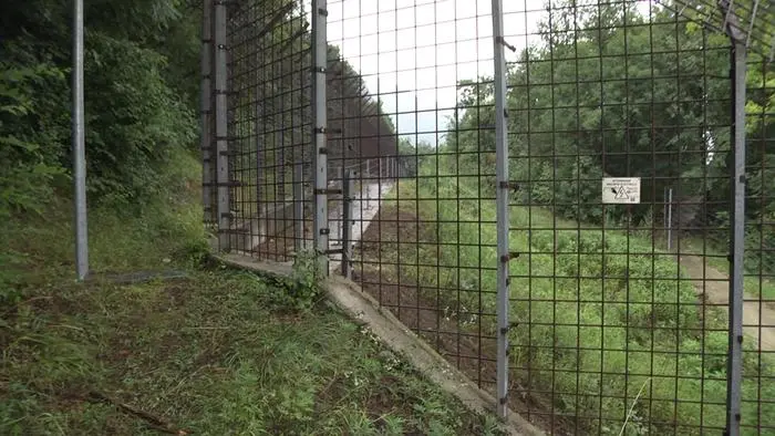 Un fermo immagine tratto da un video diffuso dalla Provincia di Trento mostra il recinto del Centro Casteller, a sud di Trento, in cui era stato rinchiuso l'orso M49 e dal quale è riuscito a scappare scavalcando un muro elettrificato, 15 luglio 2019. ANSA( US PROVINCIA DI TRENTO +++ NO SALES - EDITORIAL USE ONLY +++