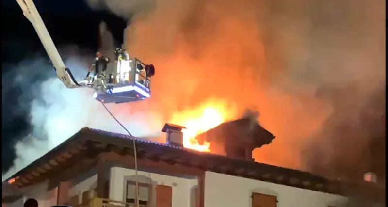Incendio in una casa a Roncone: gran lavoro per i vigili del fuoco, tre famiglie evacuate
