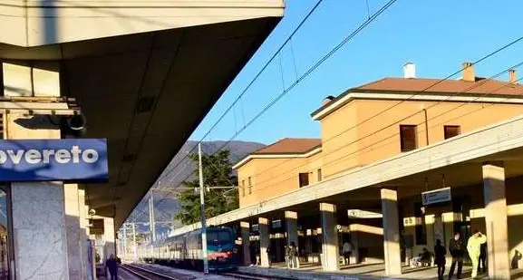 Giovane denunciato per un furto sul treno fra Trento e Rovereto