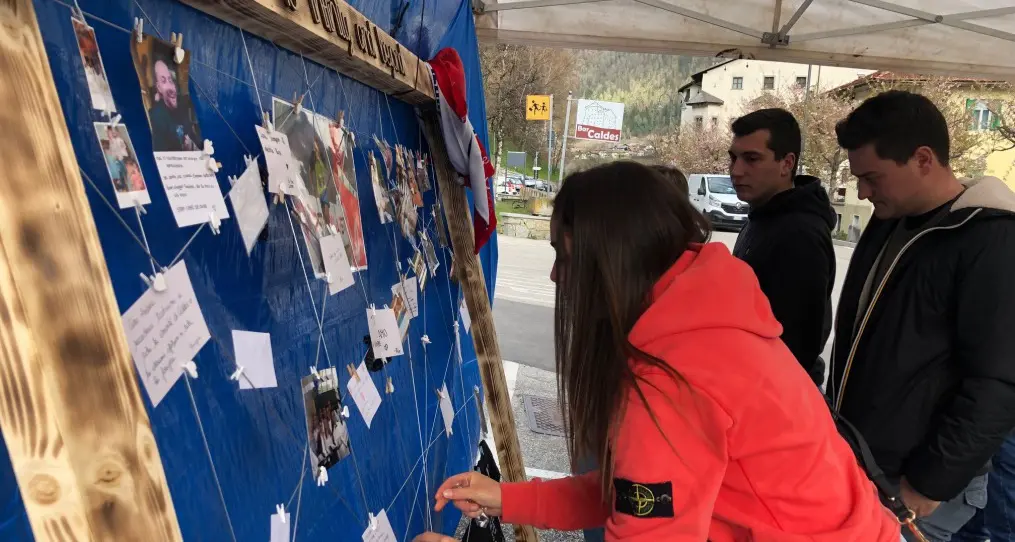 Caldes, il ricordo di Andrea Papi dentro una grande cornice piena di messaggi, c'è anche quello della fidanzata