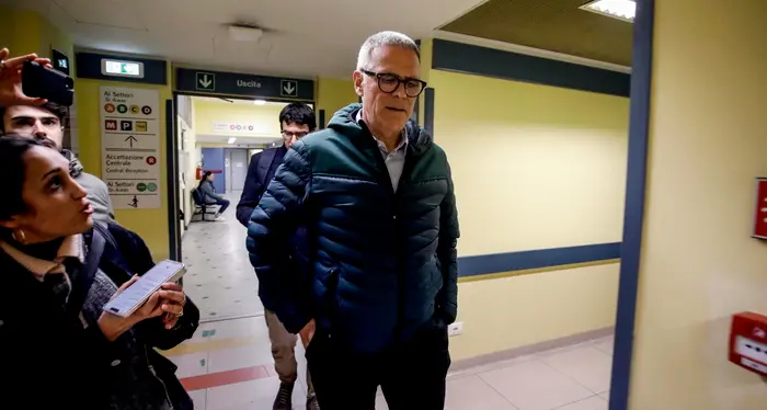 Per Berlusconi \"un progressivo e costante miglioramento\", resta in terapia intensiva