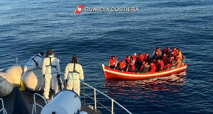 Migranti, duemila persone salvate nel week-end di Pasqua. Amnesty: preoccupa l'arretramento dei diritti umani in Tunisia