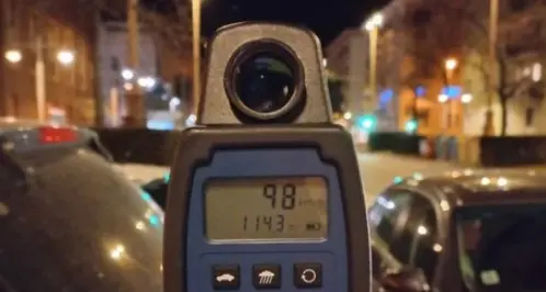 Sfreccia in auto in centro a Bolzano a quasi cento all'ora, multa da 700 euro