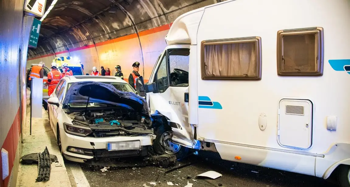 Spaventoso scontro auto-camper sulla Gardesana occidentale: quattro feriti