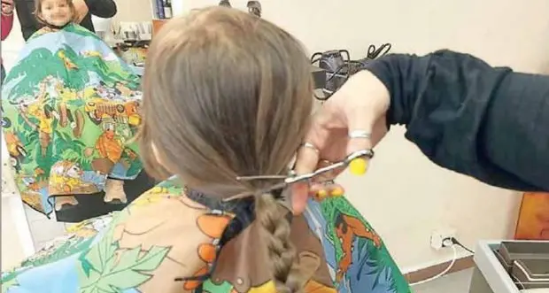 Guarita dal cancro, la piccola Nara a sei anni regala i capelli per una parrucca