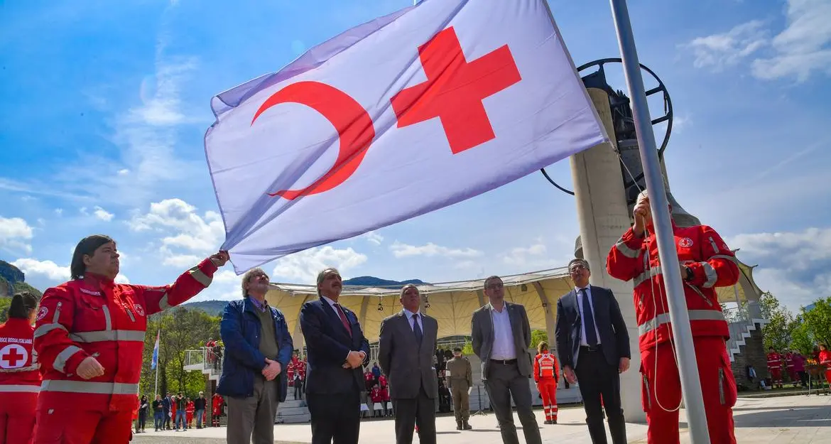 Croce rossa: in 400 per l'esercitazione a Trento, issata la bandiera alla Campana dei caduti di Rovereto