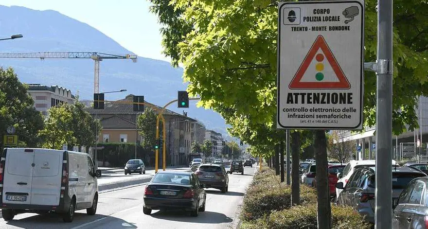 Trento, autovelox e semafori controllati, 13mila multe in tre mesi: quasi un milione di euro