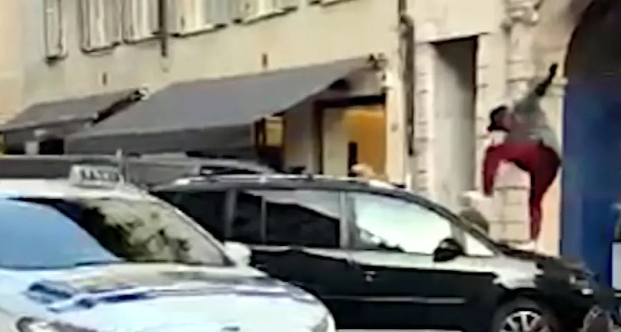 Salta sulle auto parcheggiate: salgono a undici le vetture danneggiate in centro città