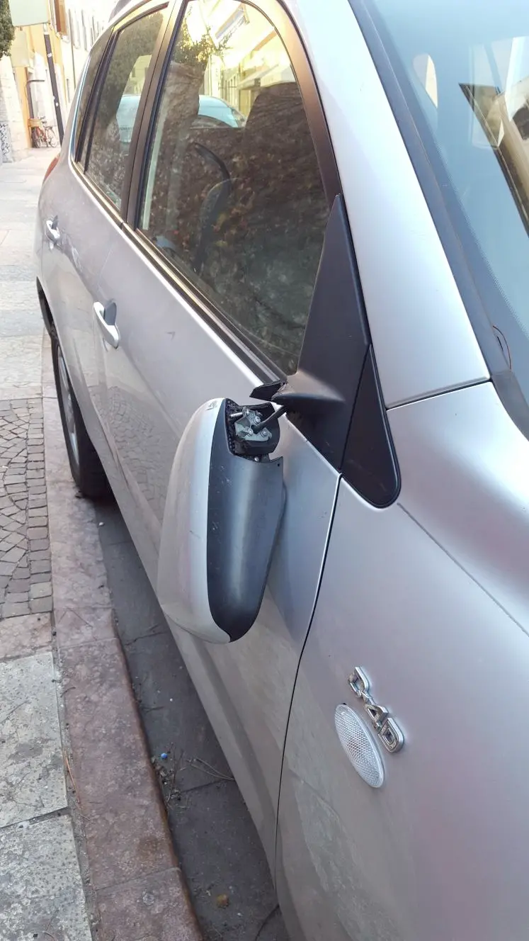 Martignano, raid vandalico contro diverse auto parcheggiate: specchietti rotti