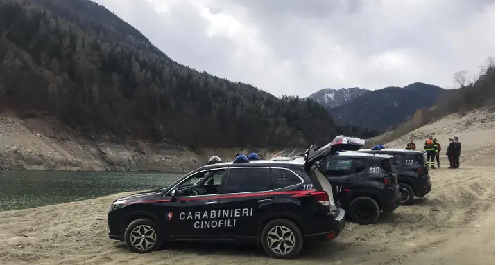 Lago di Santa Giustina, intensificate le ricerche di Sara Pedri: un cane specializzato fiuta qualcosa