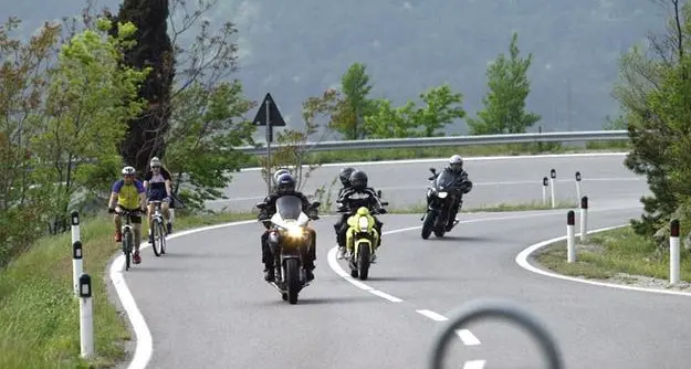Niente stop ai motori sui passi, l'assessore Alfreider: «Resta il limite dei 60 all'ora, no al numero chiuso»