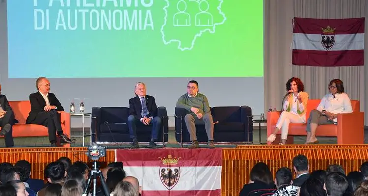 Autonomia, 400 studenti dialogano con gli esperti all'evento del consiglio provinciale