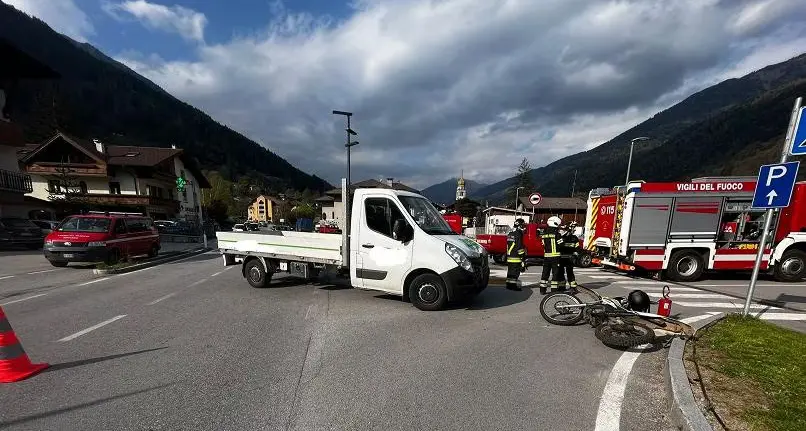 Scontro tra motorino e furgone a Spiazzo, un ragazzo di 17 anni ricoverato in codice rosso
