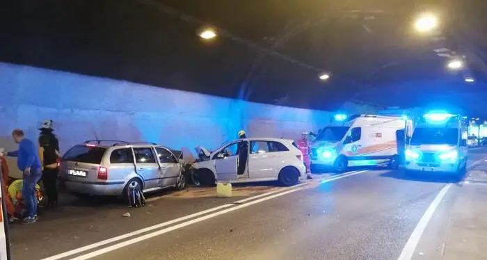 Scontro frontale in galleria a Campodazzo: otto feriti fra i quali due bambini