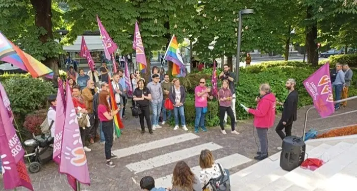 L'anagrafe negata ai figli di coppie omosessuali, sit-in a Trento: \"Una violenza ispirata dall'esecutivo Meloni\"